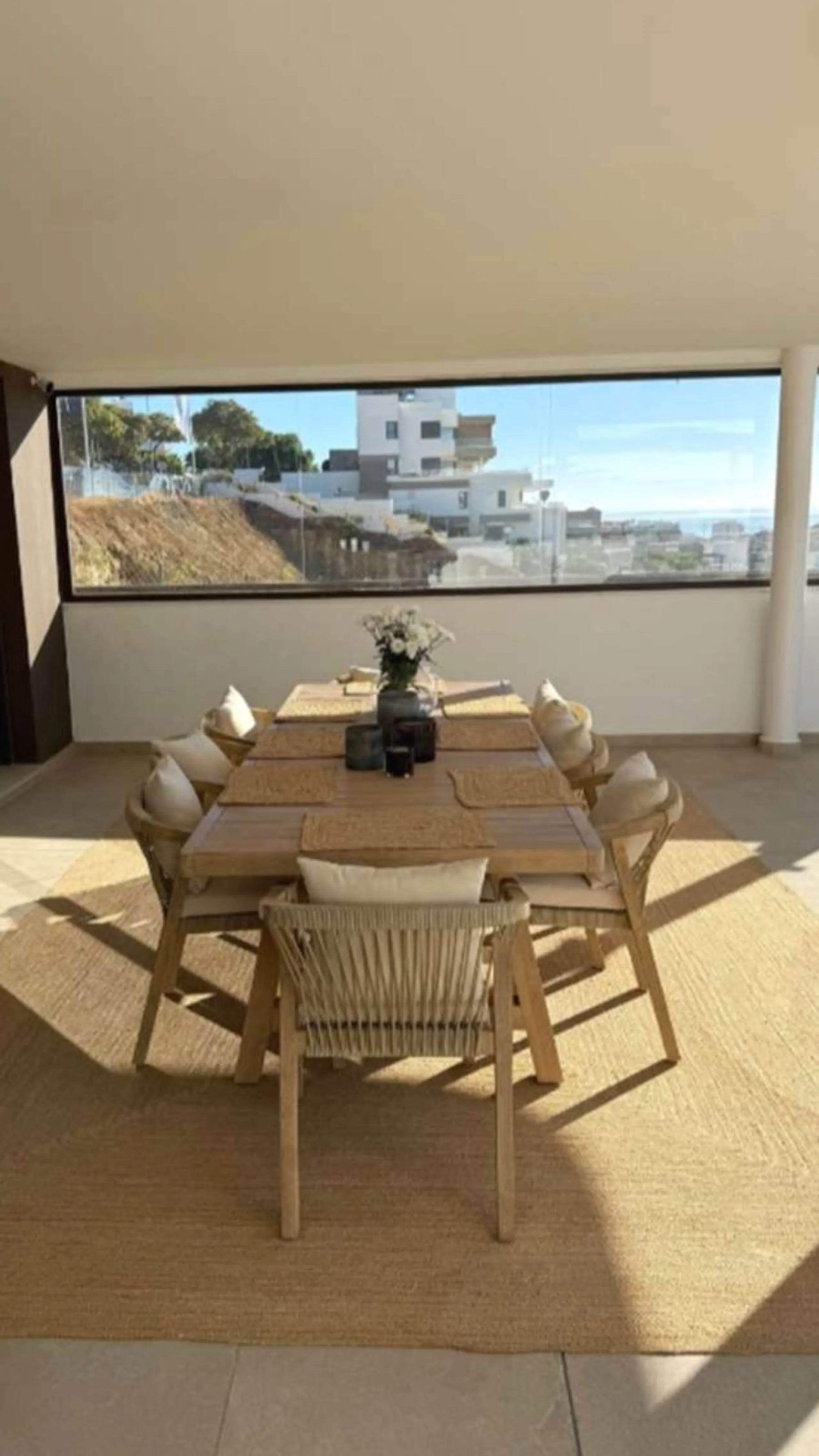 Welcome to this bright and modern three-bedroom apartment located in the highly sought-after area of Las Mesas, Estepona, renowned for its proximity to the sea, the marina, green areas and all daily amenities.