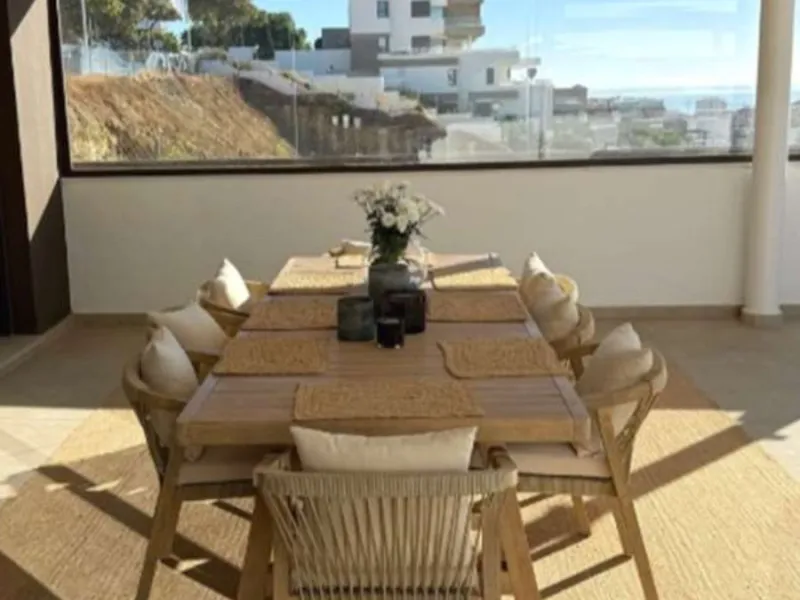 Welcome to this bright and modern three-bedroom apartment located in the highly sought-after area of Las Mesas, Estepona, renowned for its proximity to the sea, the marina, green areas and all daily amenities.