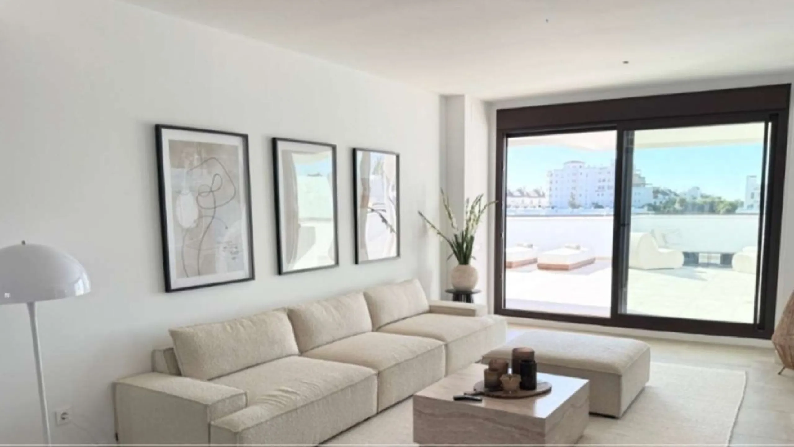 Welcome to this bright and modern three-bedroom apartment located in the highly sought-after area of Las Mesas, Estepona, renowned for its proximity to the sea, the marina, green areas and all daily amenities.
