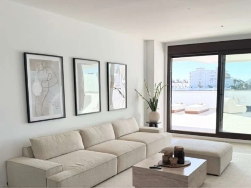 Welcome to this bright and modern three-bedroom apartment located in the highly sought-after area of Las Mesas, Estepona, renowned for its proximity to the sea, the marina, green areas and all daily amenities.