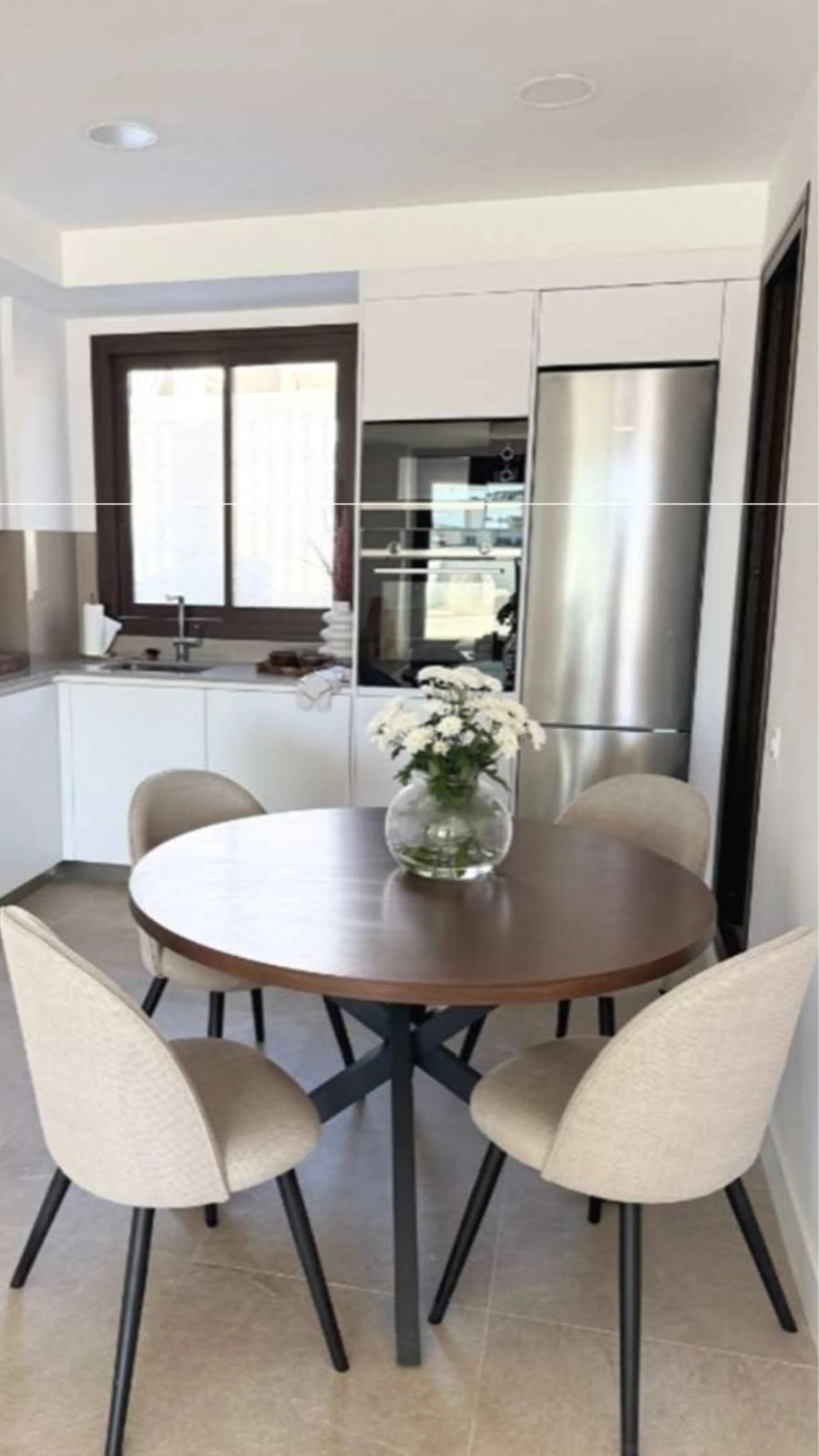 Welcome to this bright and modern three-bedroom apartment located in the highly sought-after area of Las Mesas, Estepona, renowned for its proximity to the sea, the marina, green areas and all daily amenities.