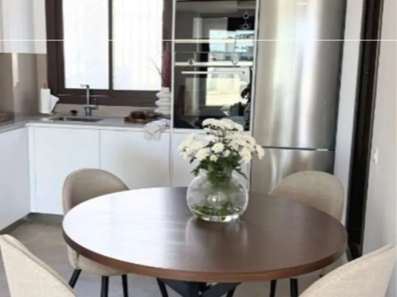 Welcome to this bright and modern three-bedroom apartment located in the highly sought-after area of Las Mesas, Estepona, renowned for its proximity to the sea, the marina, green areas and all daily amenities.