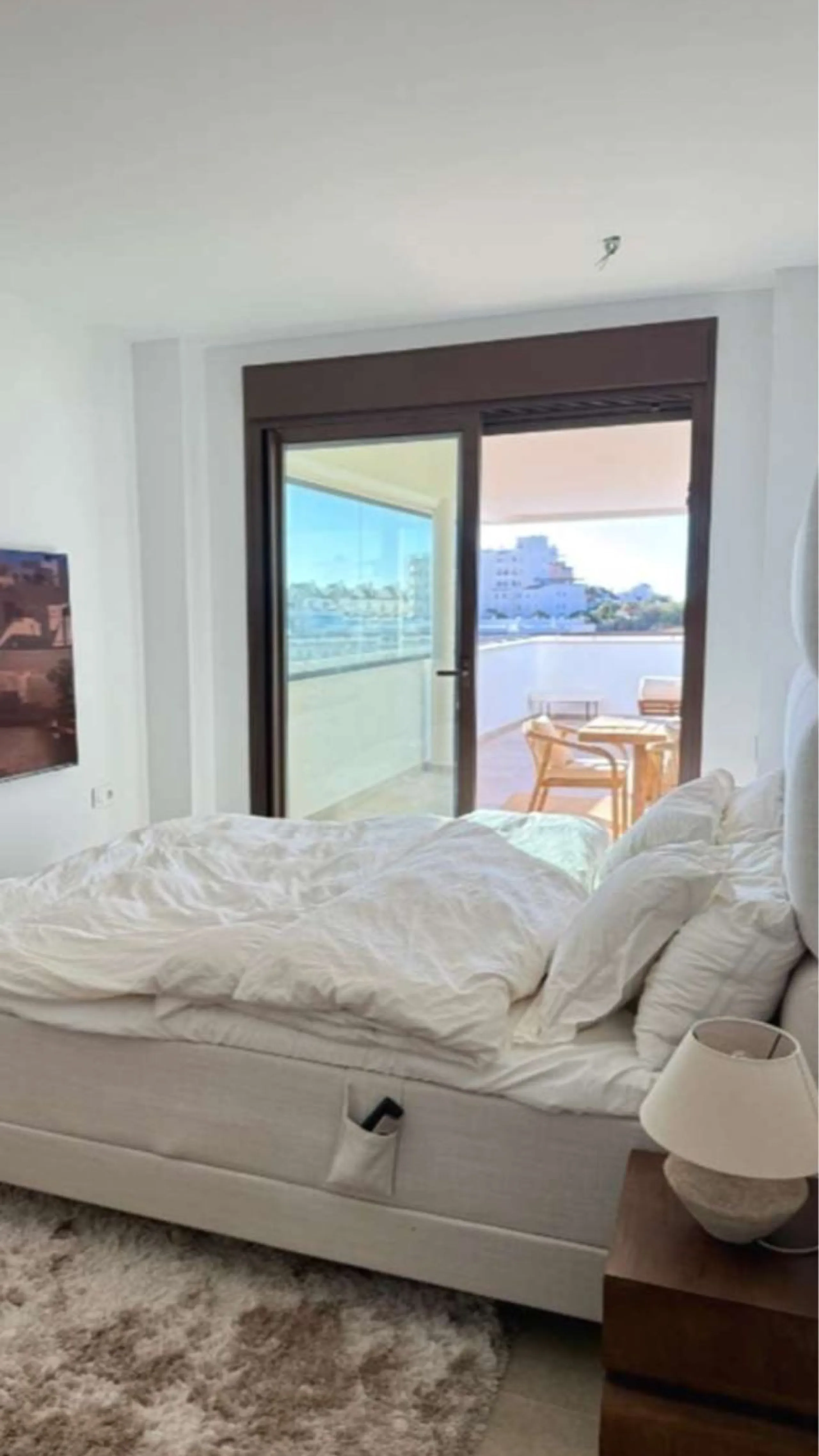 Welcome to this bright and modern three-bedroom apartment located in the highly sought-after area of Las Mesas, Estepona, renowned for its proximity to the sea, the marina, green areas and all daily amenities.