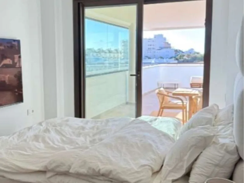 Welcome to this bright and modern three-bedroom apartment located in the highly sought-after area of Las Mesas, Estepona, renowned for its proximity to the sea, the marina, green areas and all daily amenities.