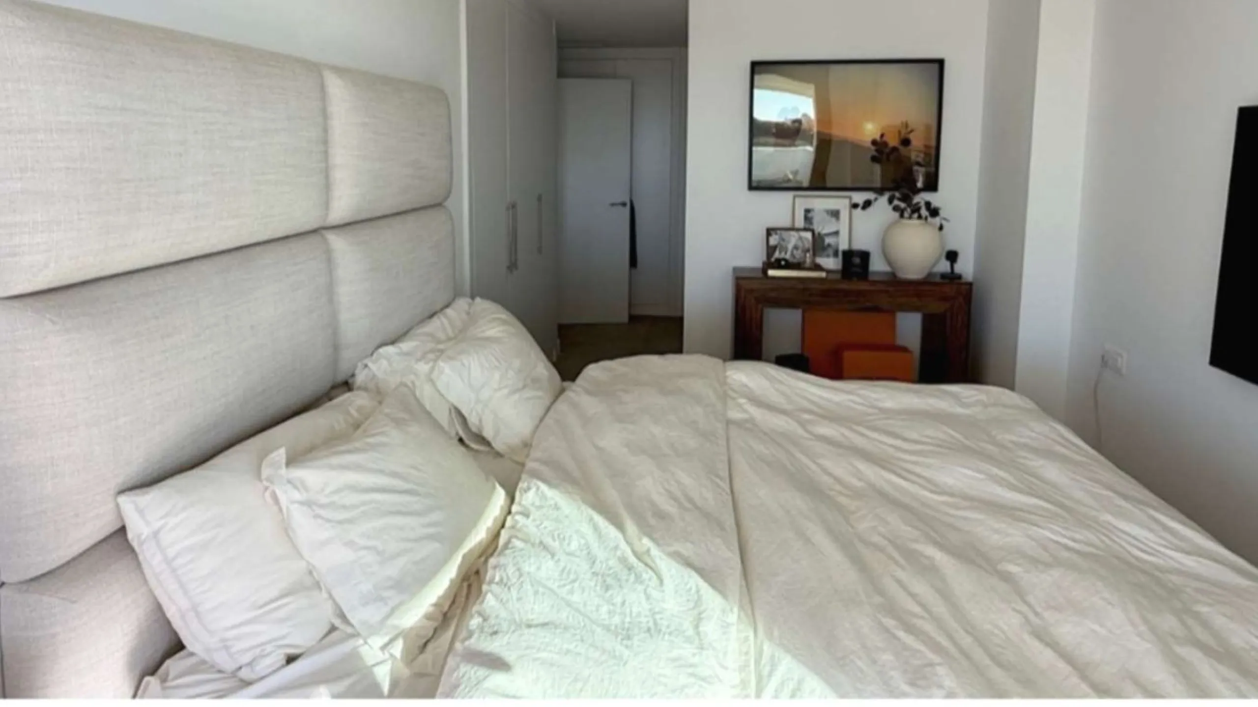 Welcome to this bright and modern three-bedroom apartment located in the highly sought-after area of Las Mesas, Estepona, renowned for its proximity to the sea, the marina, green areas and all daily amenities.