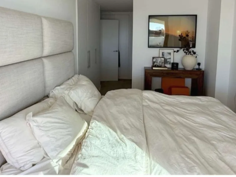 Welcome to this bright and modern three-bedroom apartment located in the highly sought-after area of Las Mesas, Estepona, renowned for its proximity to the sea, the marina, green areas and all daily amenities.