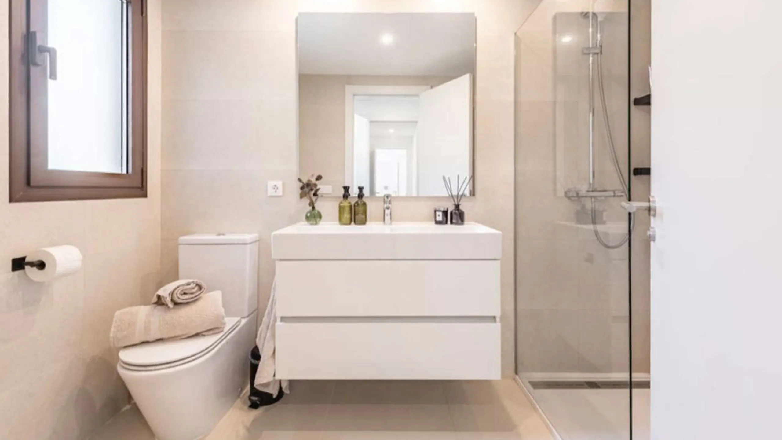 Welcome to this bright and modern three-bedroom apartment located in the highly sought-after area of Las Mesas, Estepona, renowned for its proximity to the sea, the marina, green areas and all daily amenities.