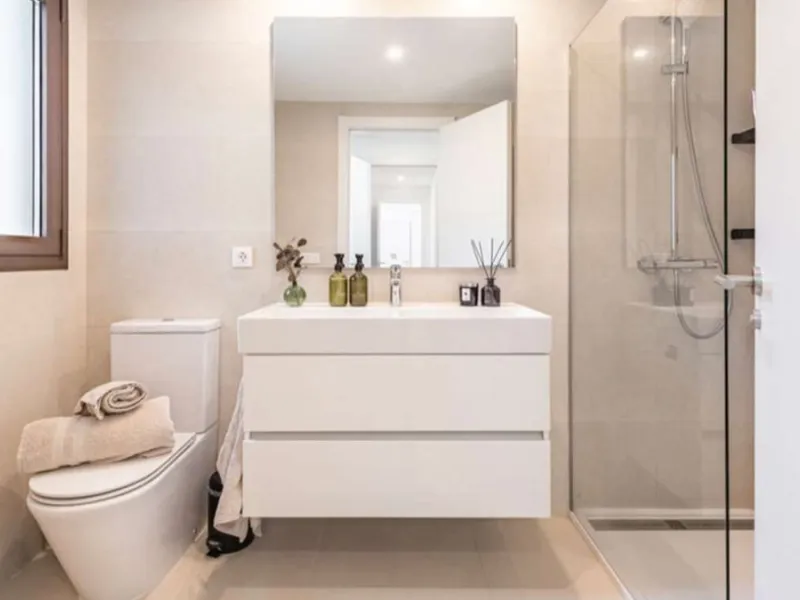 Welcome to this bright and modern three-bedroom apartment located in the highly sought-after area of Las Mesas, Estepona, renowned for its proximity to the sea, the marina, green areas and all daily amenities.