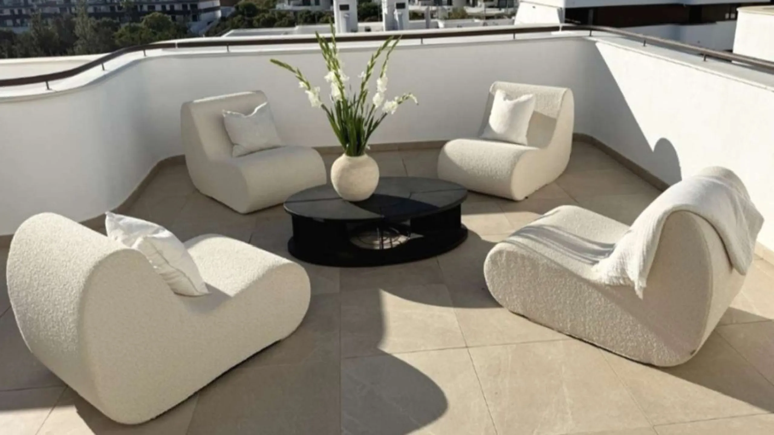 Welcome to this bright and modern three-bedroom apartment located in the highly sought-after area of Las Mesas, Estepona, renowned for its proximity to the sea, the marina, green areas and all daily amenities.