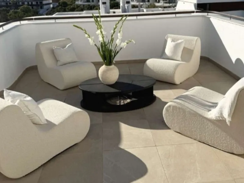 Welcome to this bright and modern three-bedroom apartment located in the highly sought-after area of Las Mesas, Estepona, renowned for its proximity to the sea, the marina, green areas and all daily amenities.