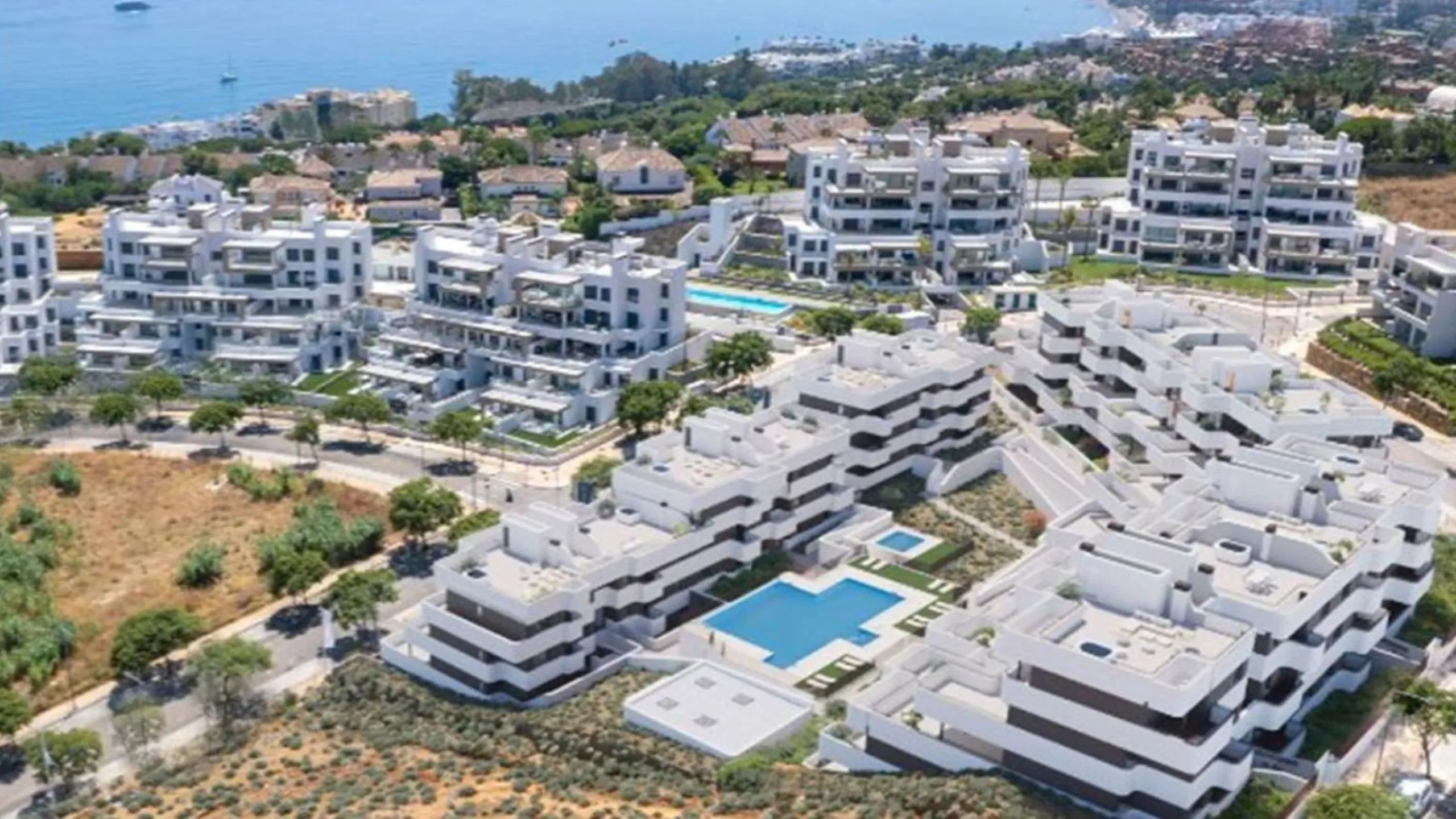 Welcome to this bright and modern three-bedroom apartment located in the highly sought-after area of Las Mesas, Estepona, renowned for its proximity to the sea, the marina, green areas and all daily amenities.