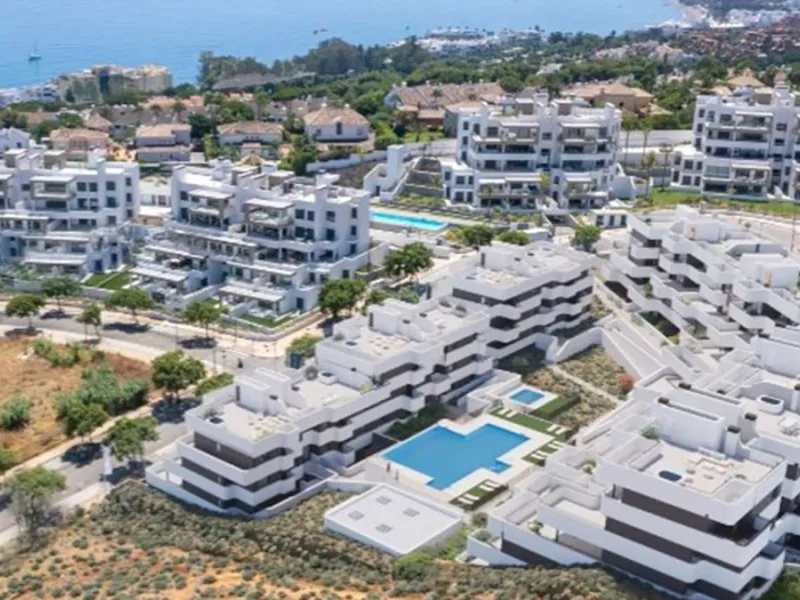 Welcome to this bright and modern three-bedroom apartment located in the highly sought-after area of Las Mesas, Estepona, renowned for its proximity to the sea, the marina, green areas and all daily amenities.