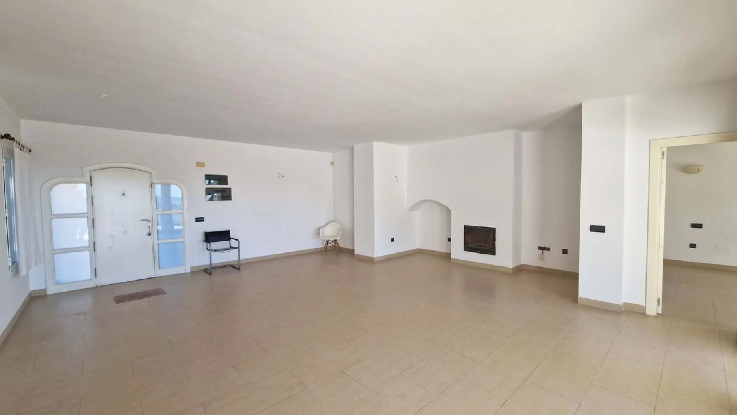 Spacious apartment with sea views for sale on the Costa del Sol in a charming residence in Benalmádena. This property boasts generous living spaces and a beautiful terrace with exceptional sea views. The residence is peaceful and well-maintained, just thr