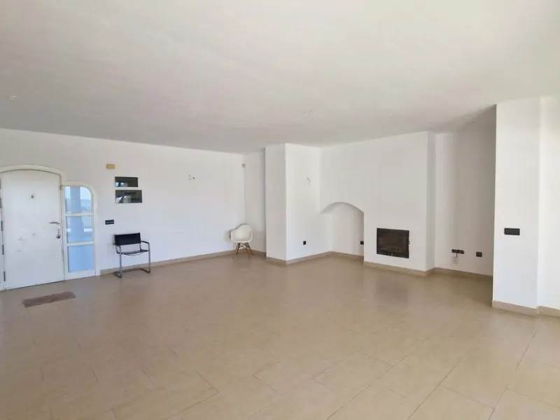 Spacious apartment with sea views for sale on the Costa del Sol in a charming residence in Benalmádena. This property boasts generous living spaces and a beautiful terrace with exceptional sea views. The residence is peaceful and well-maintained, just thr