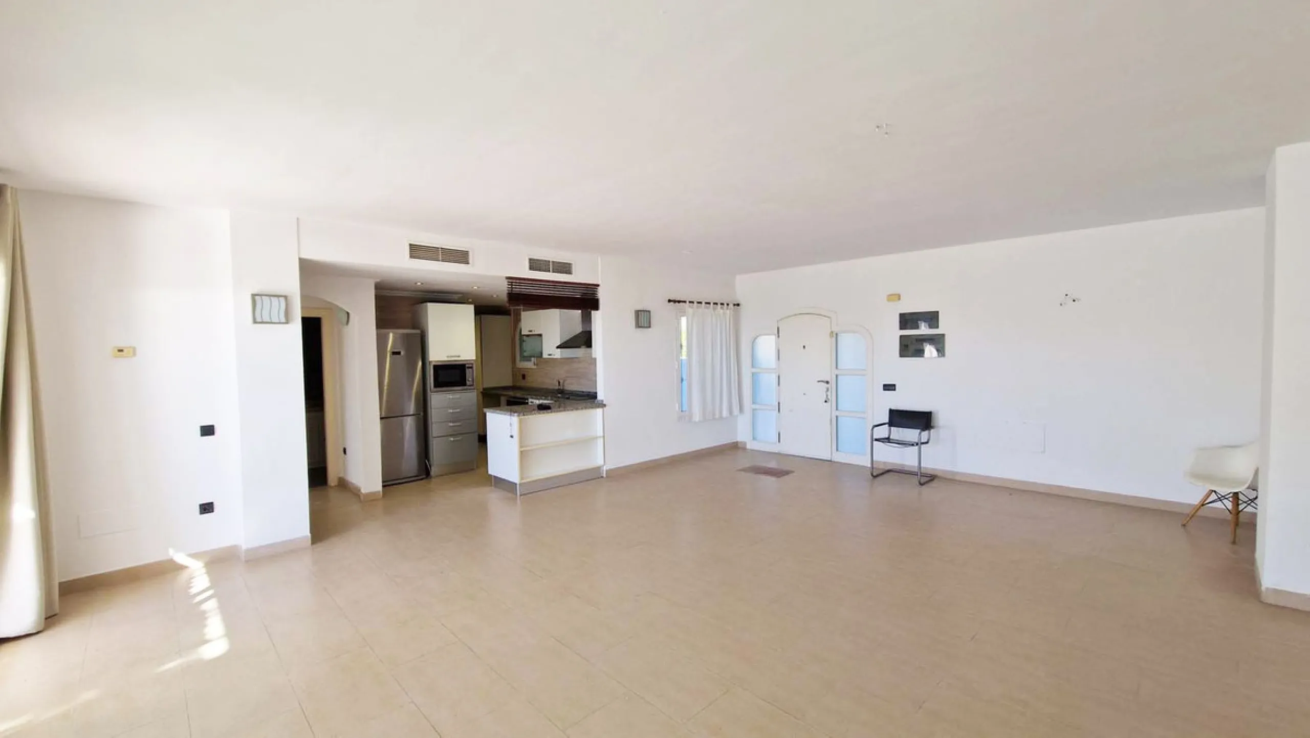 Spacious apartment with sea views for sale on the Costa del Sol in a charming residence in Benalmádena. This property boasts generous living spaces and a beautiful terrace with exceptional sea views. The residence is peaceful and well-maintained, just thr