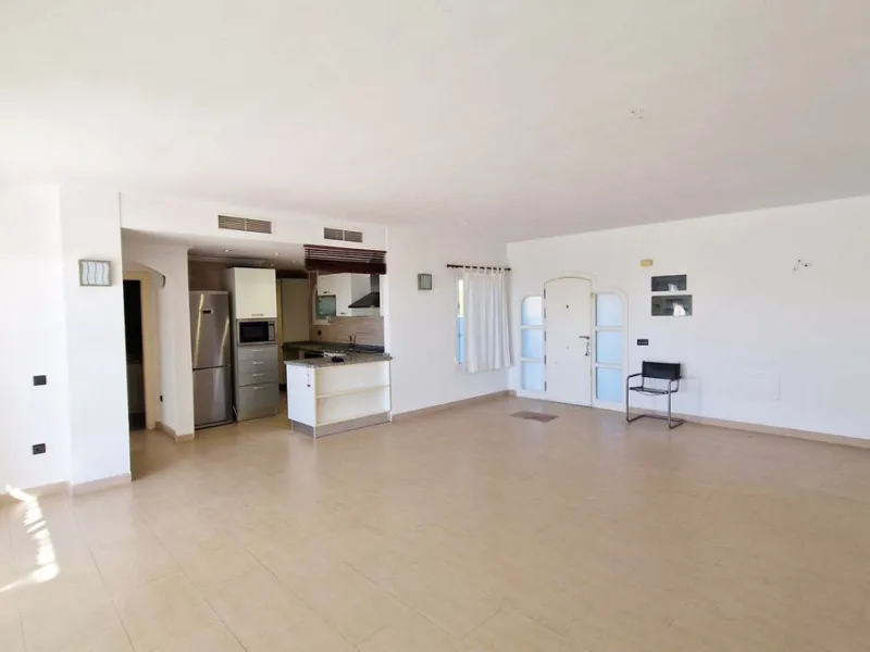 Spacious apartment with sea views for sale on the Costa del Sol in a charming residence in Benalmádena. This property boasts generous living spaces and a beautiful terrace with exceptional sea views. The residence is peaceful and well-maintained, just thr