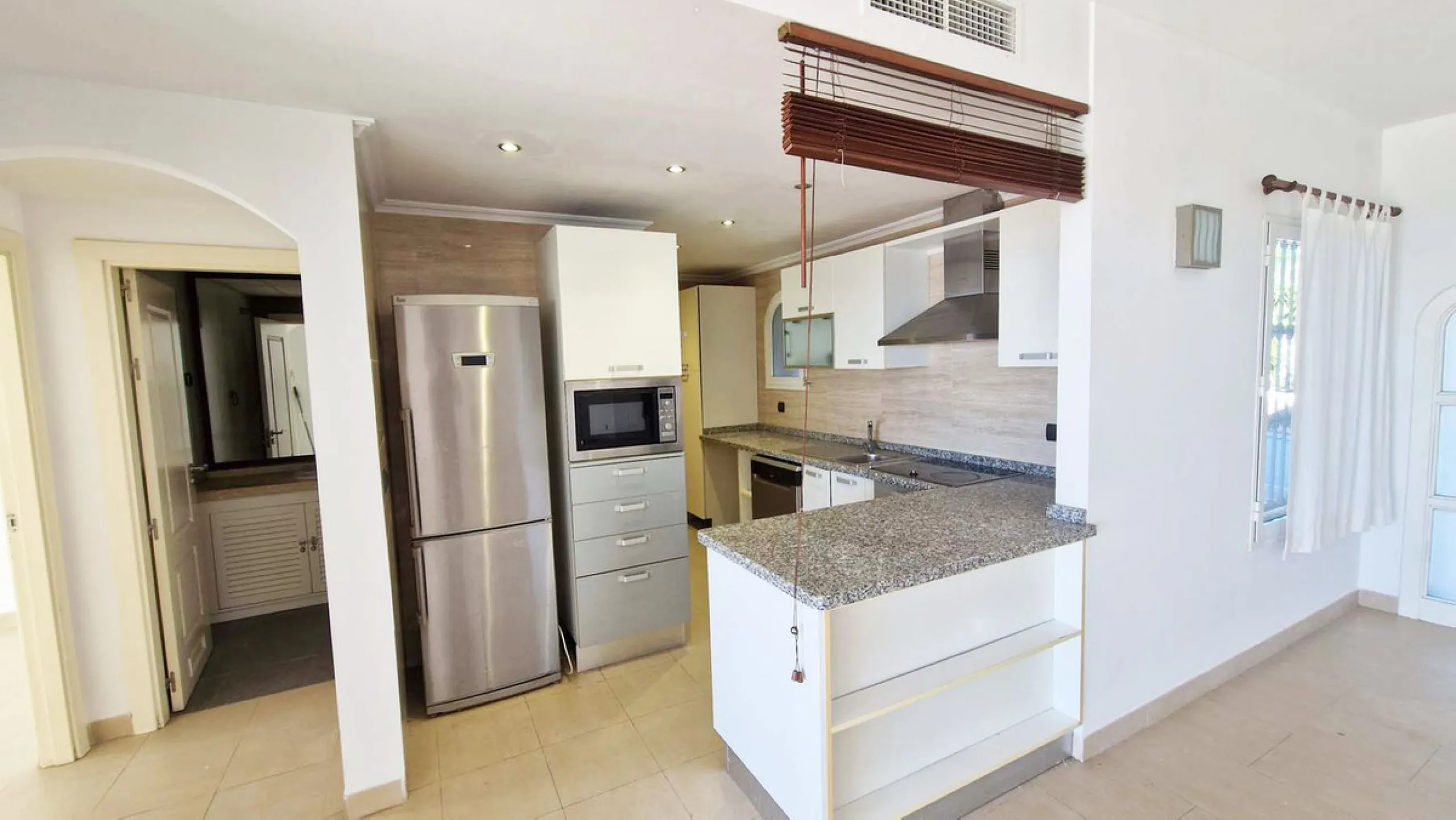 Spacious apartment with sea views for sale on the Costa del Sol in a charming residence in Benalmádena. This property boasts generous living spaces and a beautiful terrace with exceptional sea views. The residence is peaceful and well-maintained, just thr