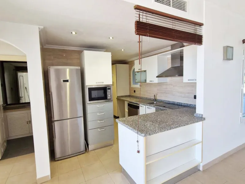 Spacious apartment with sea views for sale on the Costa del Sol in a charming residence in Benalmádena. This property boasts generous living spaces and a beautiful terrace with exceptional sea views. The residence is peaceful and well-maintained, just thr