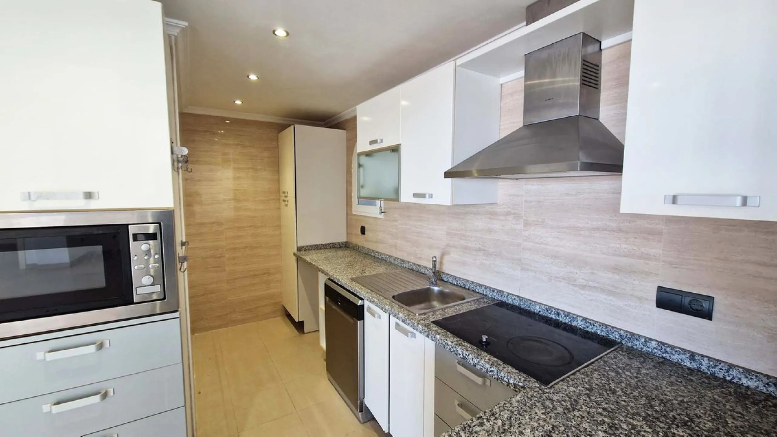 Spacious apartment with sea views for sale on the Costa del Sol in a charming residence in Benalmádena. This property boasts generous living spaces and a beautiful terrace with exceptional sea views. The residence is peaceful and well-maintained, just thr
