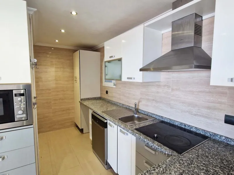 Spacious apartment with sea views for sale on the Costa del Sol in a charming residence in Benalmádena. This property boasts generous living spaces and a beautiful terrace with exceptional sea views. The residence is peaceful and well-maintained, just thr