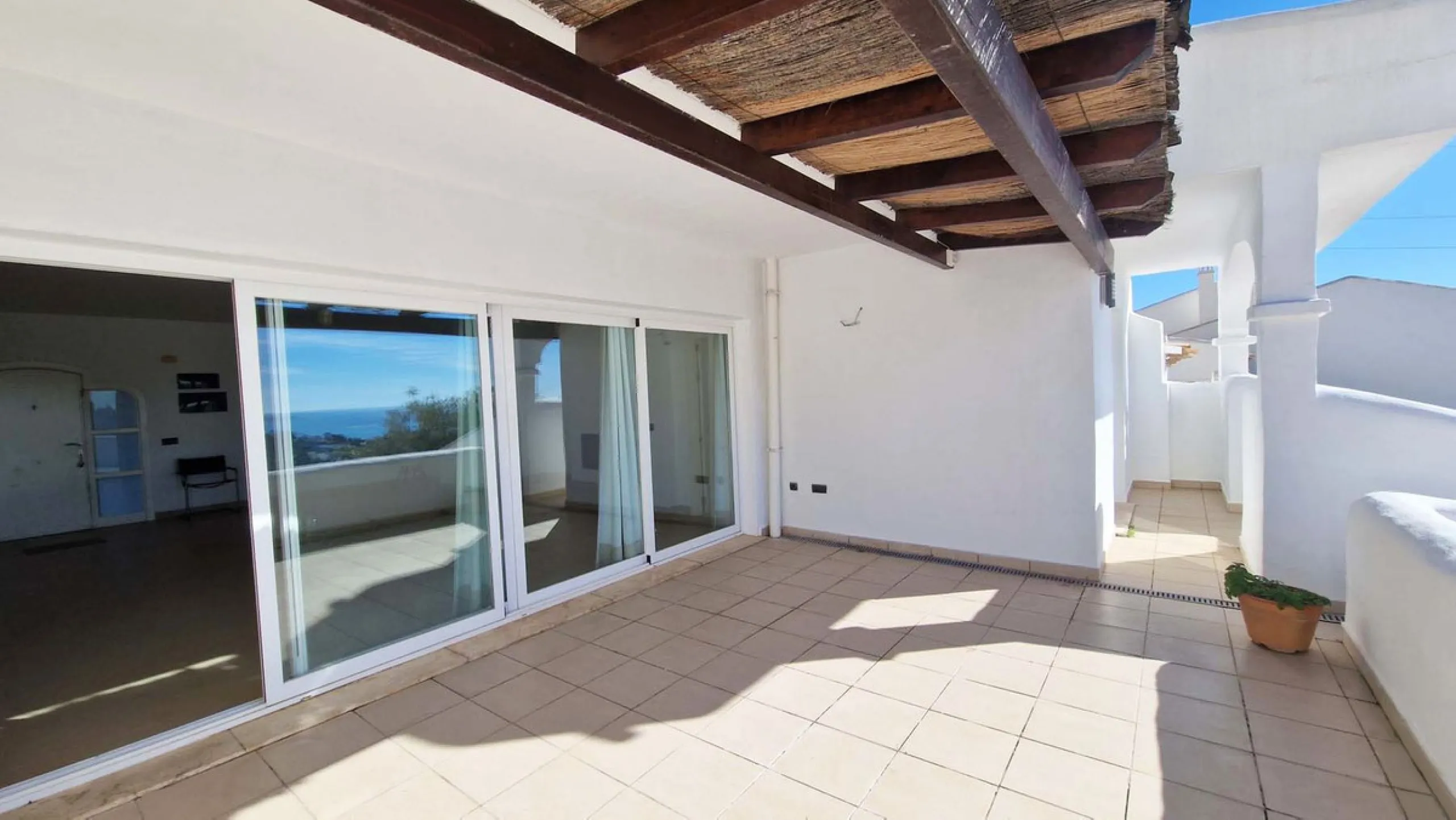 Spacious apartment with sea views for sale on the Costa del Sol in a charming residence in Benalmádena. This property boasts generous living spaces and a beautiful terrace with exceptional sea views. The residence is peaceful and well-maintained, just thr