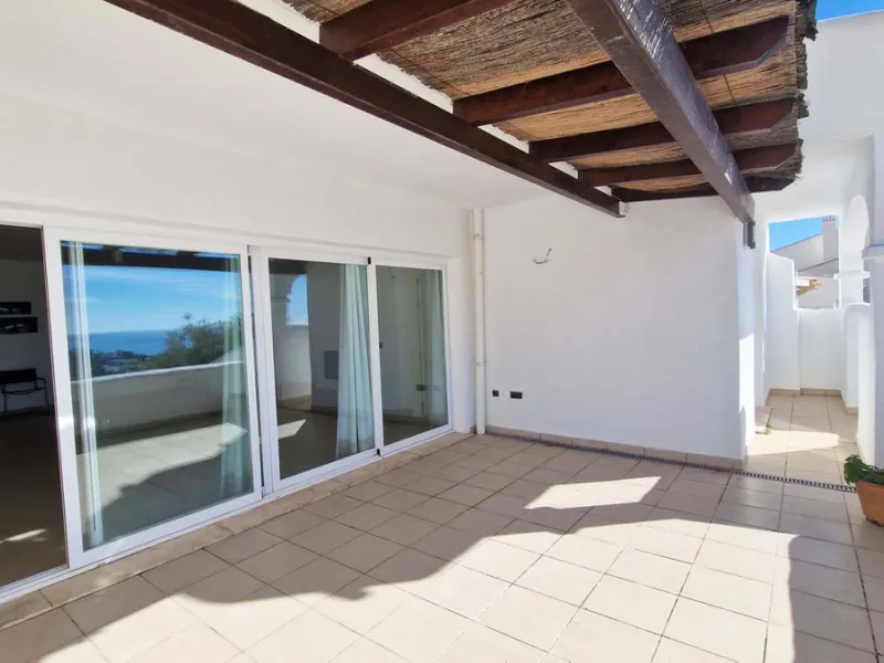Spacious apartment with sea views for sale on the Costa del Sol in a charming residence in Benalmádena. This property boasts generous living spaces and a beautiful terrace with exceptional sea views. The residence is peaceful and well-maintained, just thr