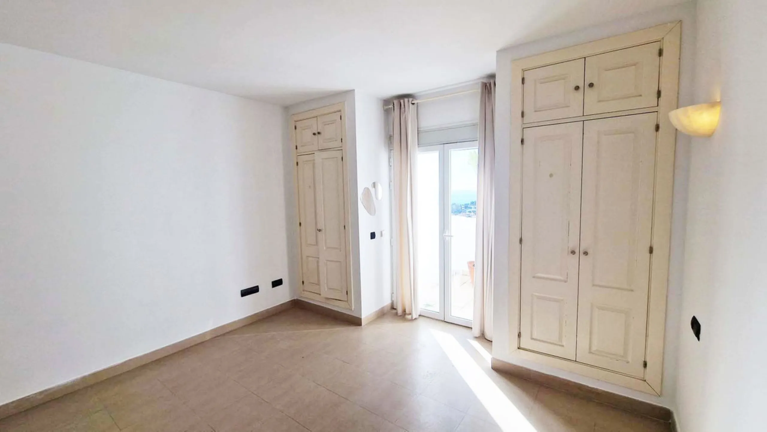 Spacious apartment with sea views for sale on the Costa del Sol in a charming residence in Benalmádena. This property boasts generous living spaces and a beautiful terrace with exceptional sea views. The residence is peaceful and well-maintained, just thr