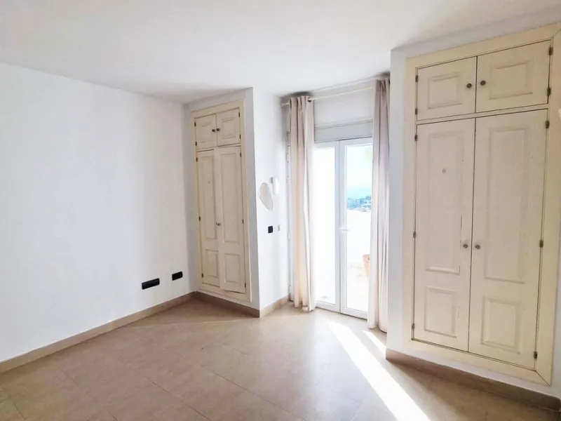 Spacious apartment with sea views for sale on the Costa del Sol in a charming residence in Benalmádena. This property boasts generous living spaces and a beautiful terrace with exceptional sea views. The residence is peaceful and well-maintained, just thr