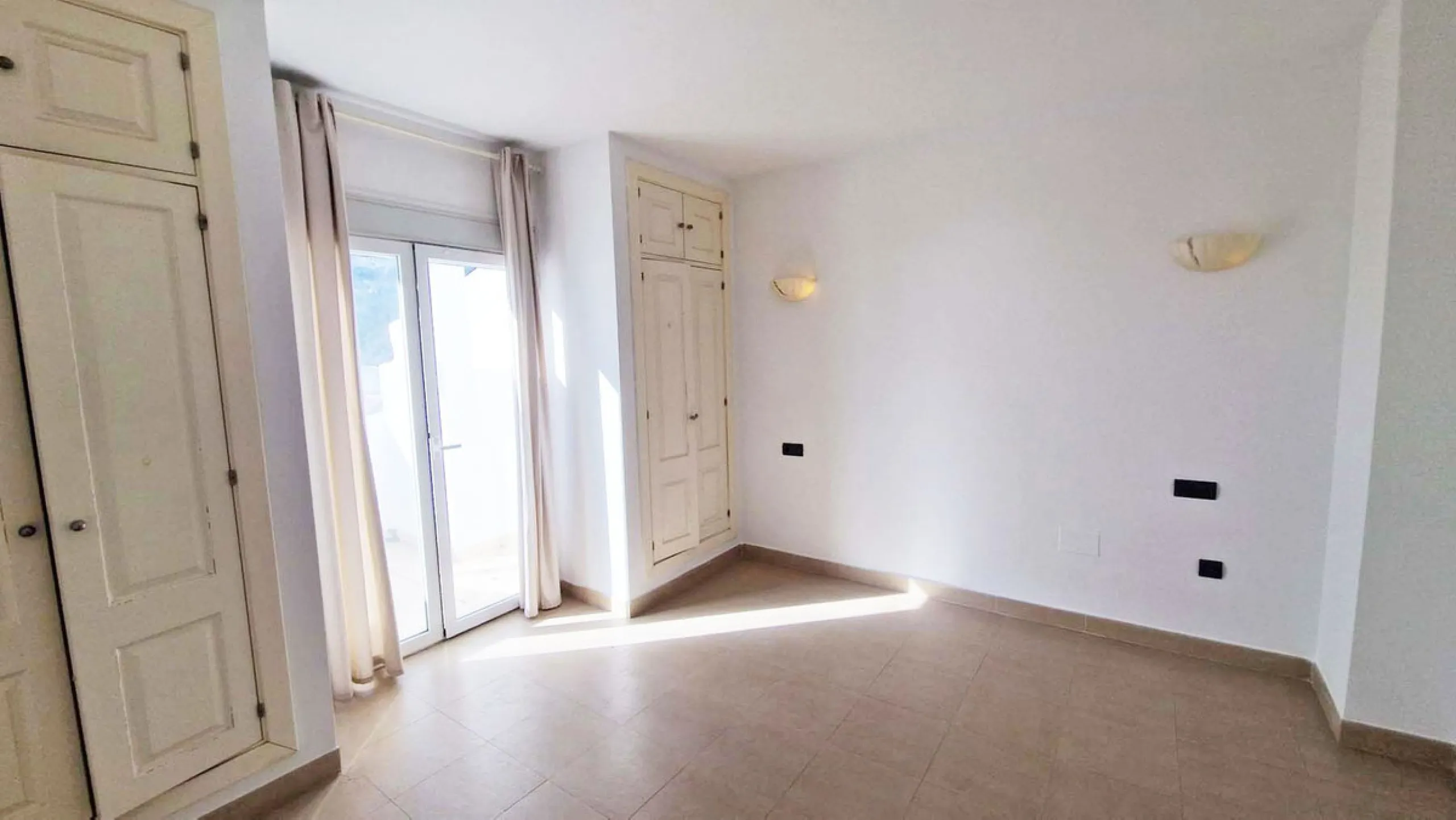 Spacious apartment with sea views for sale on the Costa del Sol in a charming residence in Benalmádena. This property boasts generous living spaces and a beautiful terrace with exceptional sea views. The residence is peaceful and well-maintained, just thr