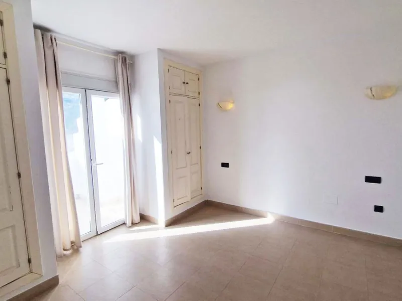 Spacious apartment with sea views for sale on the Costa del Sol in a charming residence in Benalmádena. This property boasts generous living spaces and a beautiful terrace with exceptional sea views. The residence is peaceful and well-maintained, just thr