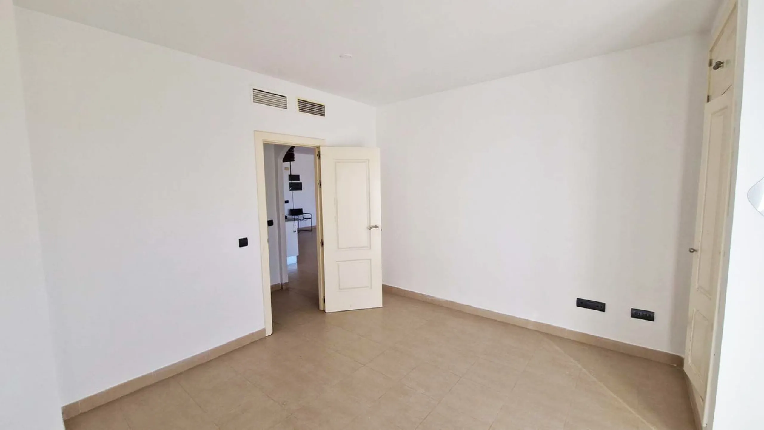 Spacious apartment with sea views for sale on the Costa del Sol in a charming residence in Benalmádena. This property boasts generous living spaces and a beautiful terrace with exceptional sea views. The residence is peaceful and well-maintained, just thr
