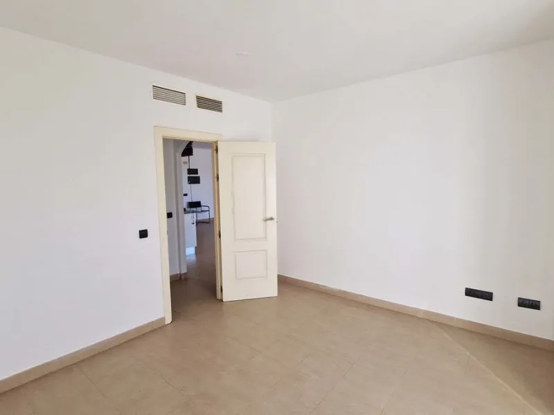 Spacious apartment with sea views for sale on the Costa del Sol in a charming residence in Benalmádena. This property boasts generous living spaces and a beautiful terrace with exceptional sea views. The residence is peaceful and well-maintained, just thr