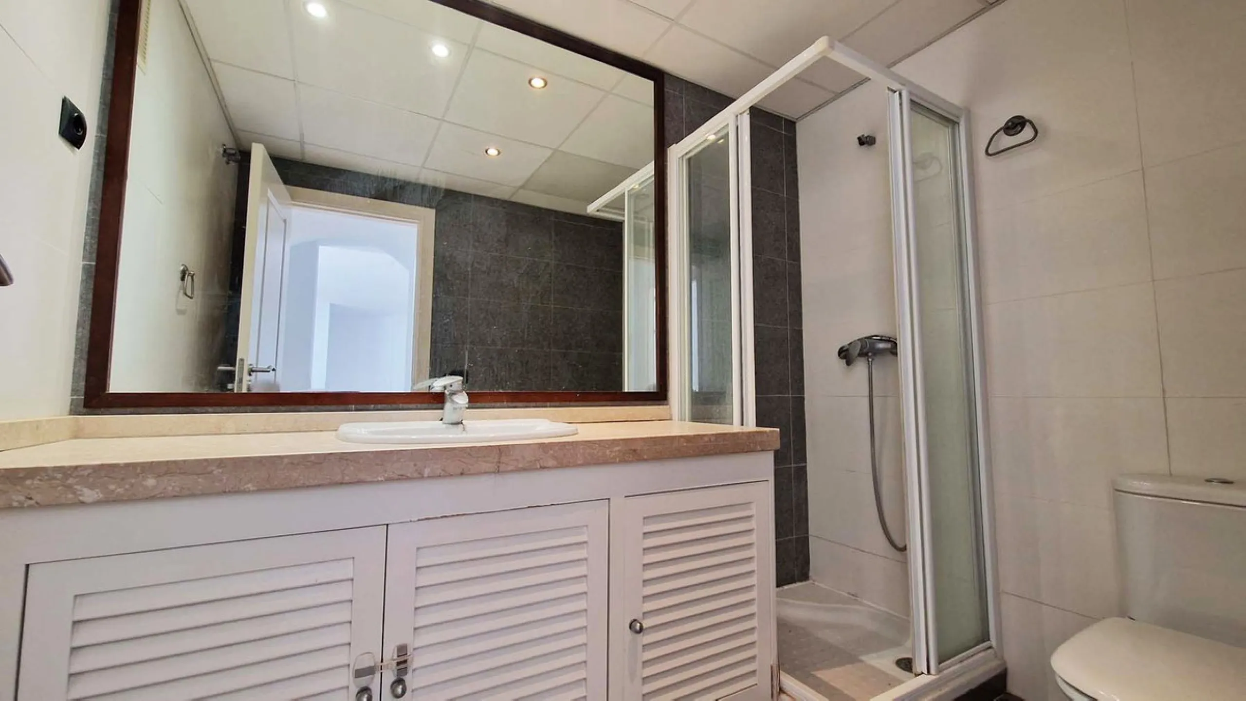 Spacious apartment with sea views for sale on the Costa del Sol in a charming residence in Benalmádena. This property boasts generous living spaces and a beautiful terrace with exceptional sea views. The residence is peaceful and well-maintained, just thr