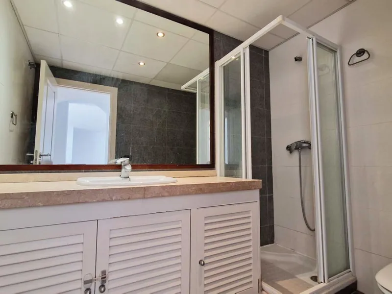 Spacious apartment with sea views for sale on the Costa del Sol in a charming residence in Benalmádena. This property boasts generous living spaces and a beautiful terrace with exceptional sea views. The residence is peaceful and well-maintained, just thr