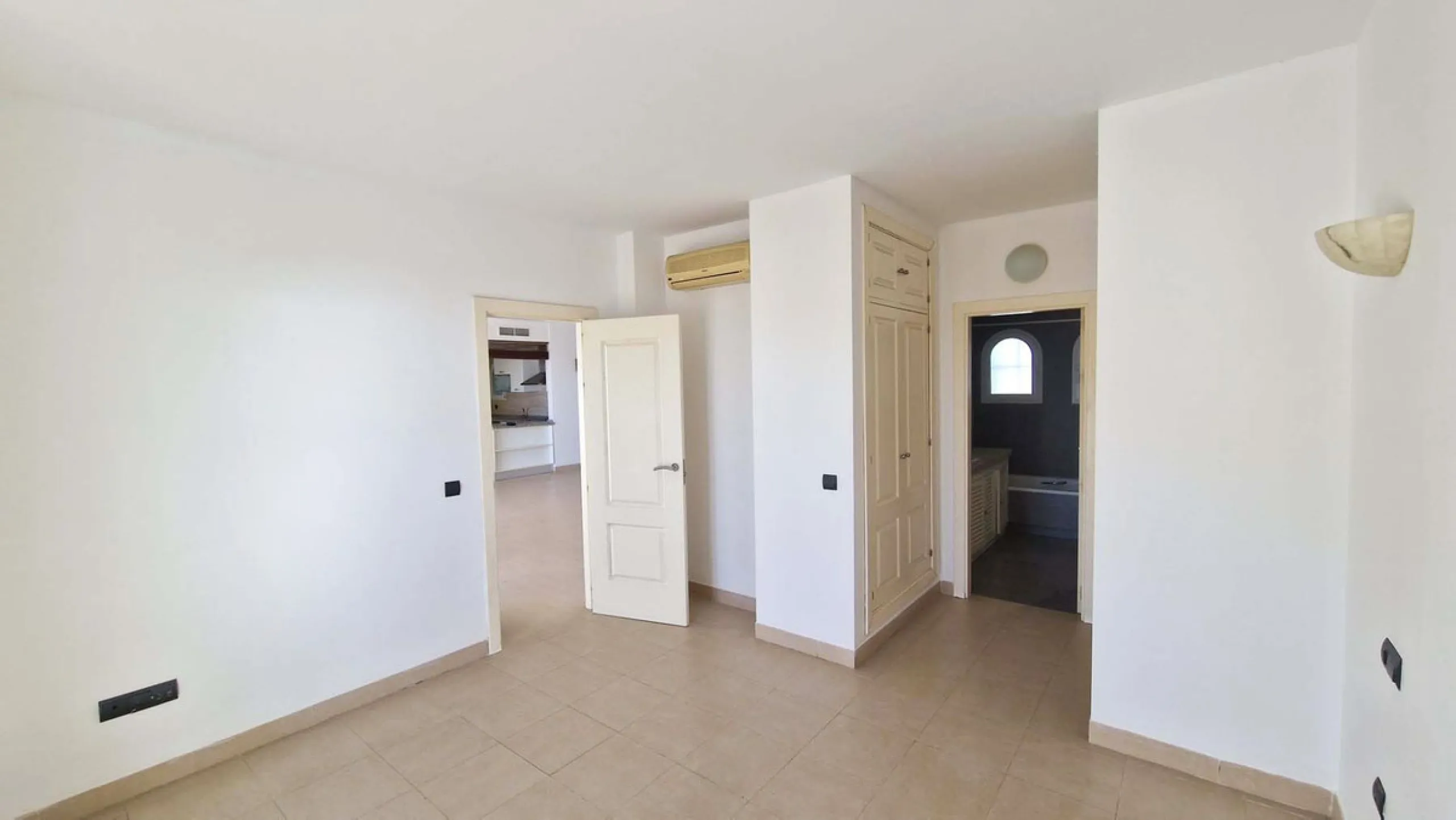 Spacious apartment with sea views for sale on the Costa del Sol in a charming residence in Benalmádena. This property boasts generous living spaces and a beautiful terrace with exceptional sea views. The residence is peaceful and well-maintained, just thr