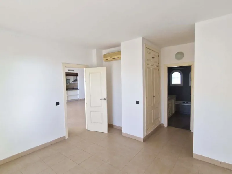 Spacious apartment with sea views for sale on the Costa del Sol in a charming residence in Benalmádena. This property boasts generous living spaces and a beautiful terrace with exceptional sea views. The residence is peaceful and well-maintained, just thr