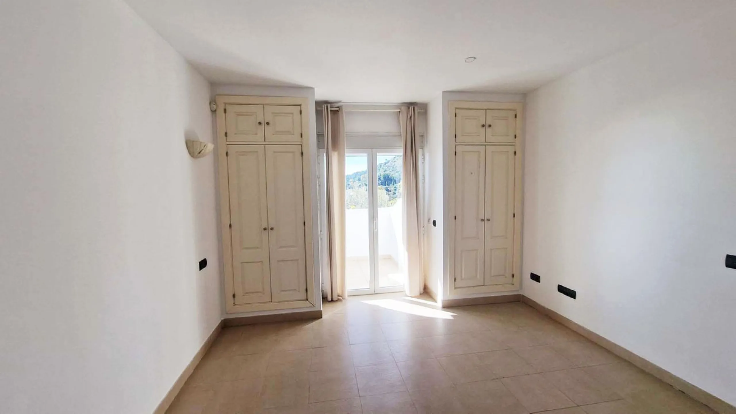 Spacious apartment with sea views for sale on the Costa del Sol in a charming residence in Benalmádena. This property boasts generous living spaces and a beautiful terrace with exceptional sea views. The residence is peaceful and well-maintained, just thr