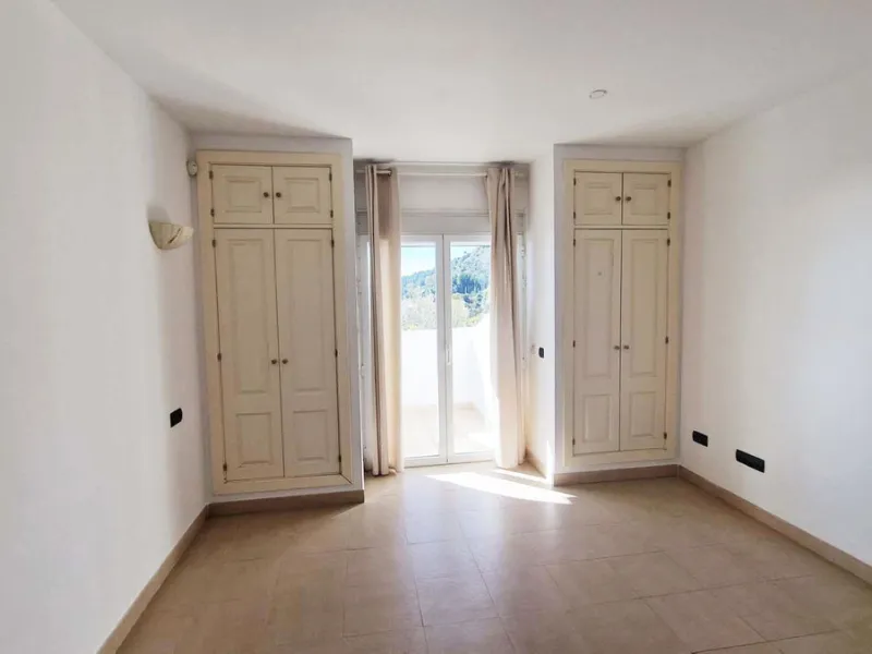 Spacious apartment with sea views for sale on the Costa del Sol in a charming residence in Benalmádena. This property boasts generous living spaces and a beautiful terrace with exceptional sea views. The residence is peaceful and well-maintained, just thr