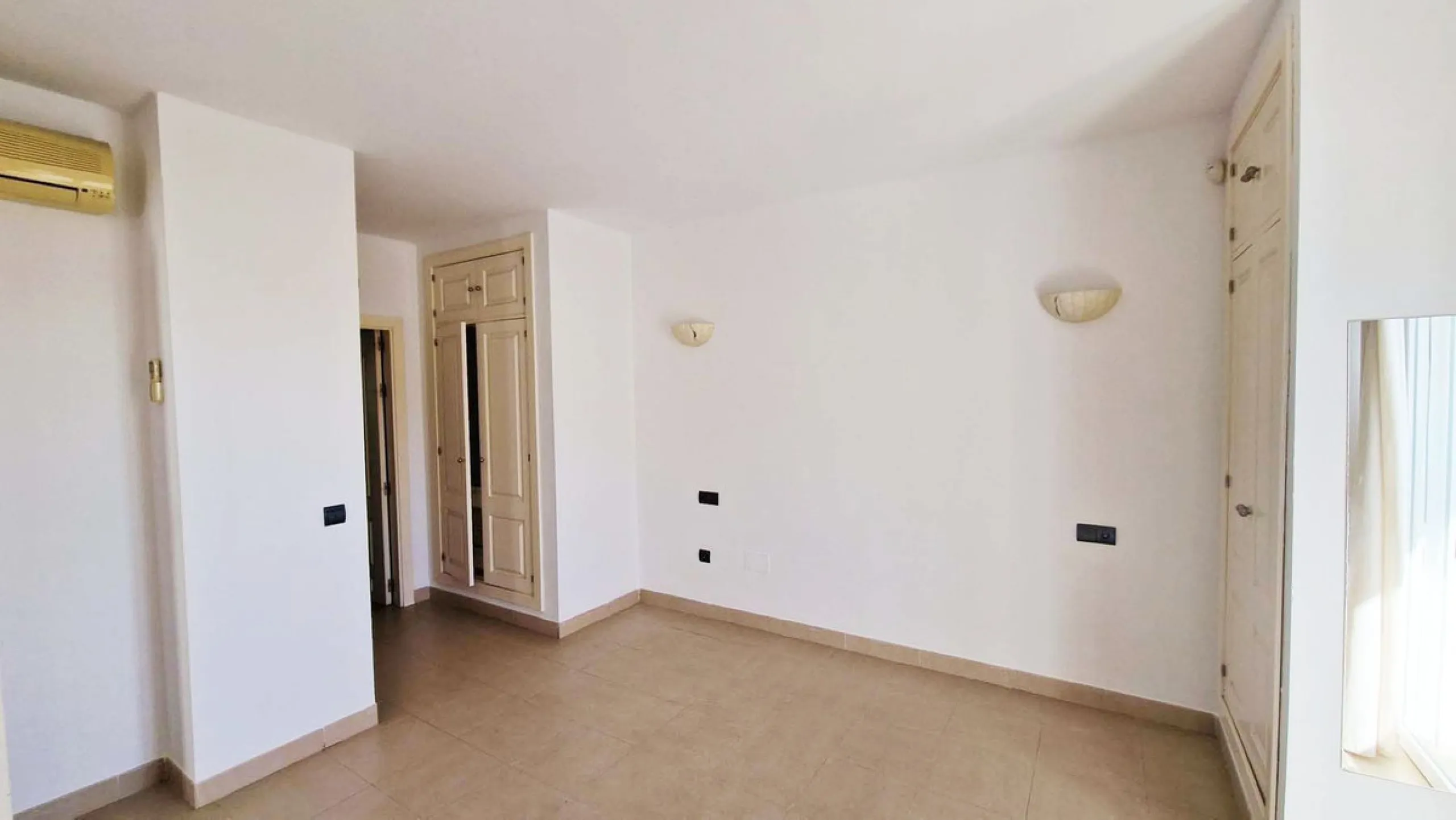 Spacious apartment with sea views for sale on the Costa del Sol in a charming residence in Benalmádena. This property boasts generous living spaces and a beautiful terrace with exceptional sea views. The residence is peaceful and well-maintained, just thr
