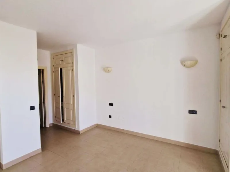 Spacious apartment with sea views for sale on the Costa del Sol in a charming residence in Benalmádena. This property boasts generous living spaces and a beautiful terrace with exceptional sea views. The residence is peaceful and well-maintained, just thr