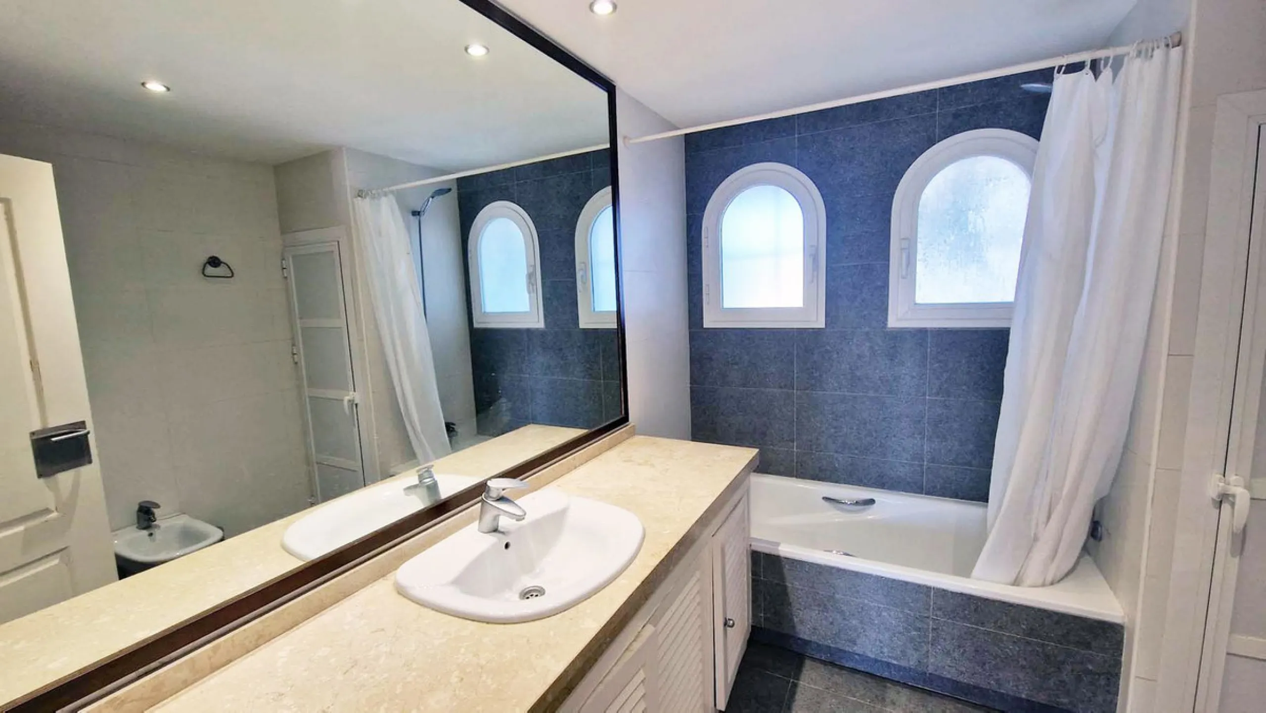 Spacious apartment with sea views for sale on the Costa del Sol in a charming residence in Benalmádena. This property boasts generous living spaces and a beautiful terrace with exceptional sea views. The residence is peaceful and well-maintained, just thr