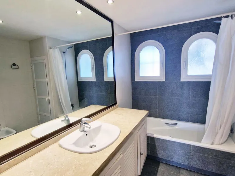 Spacious apartment with sea views for sale on the Costa del Sol in a charming residence in Benalmádena. This property boasts generous living spaces and a beautiful terrace with exceptional sea views. The residence is peaceful and well-maintained, just thr