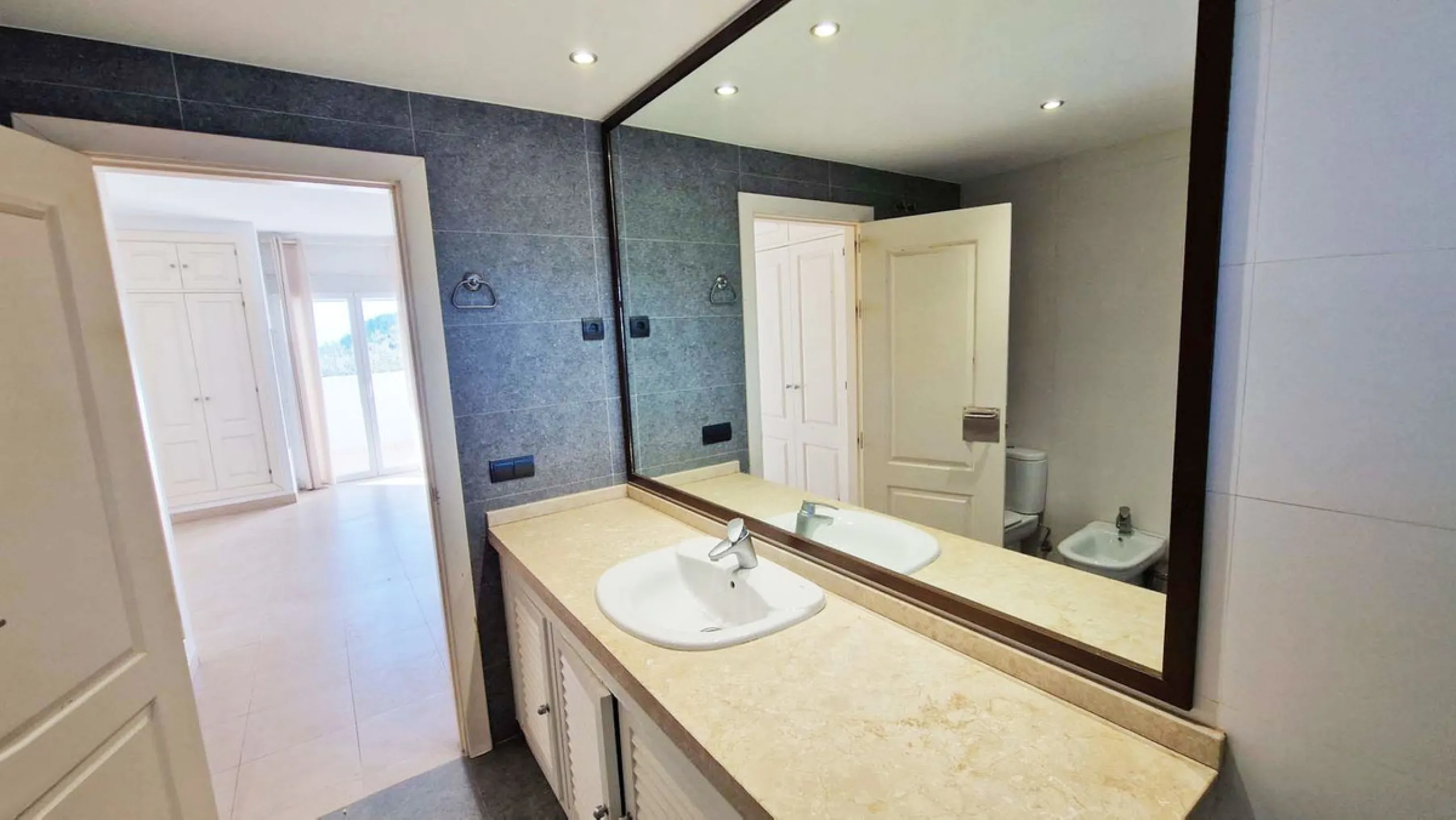 Spacious apartment with sea views for sale on the Costa del Sol in a charming residence in Benalmádena. This property boasts generous living spaces and a beautiful terrace with exceptional sea views. The residence is peaceful and well-maintained, just thr