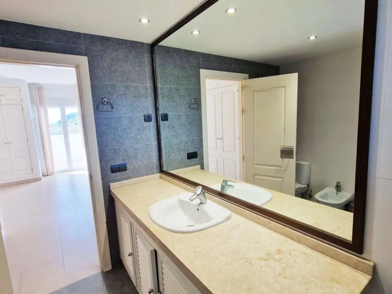 Spacious apartment with sea views for sale on the Costa del Sol in a charming residence in Benalmádena. This property boasts generous living spaces and a beautiful terrace with exceptional sea views. The residence is peaceful and well-maintained, just thr