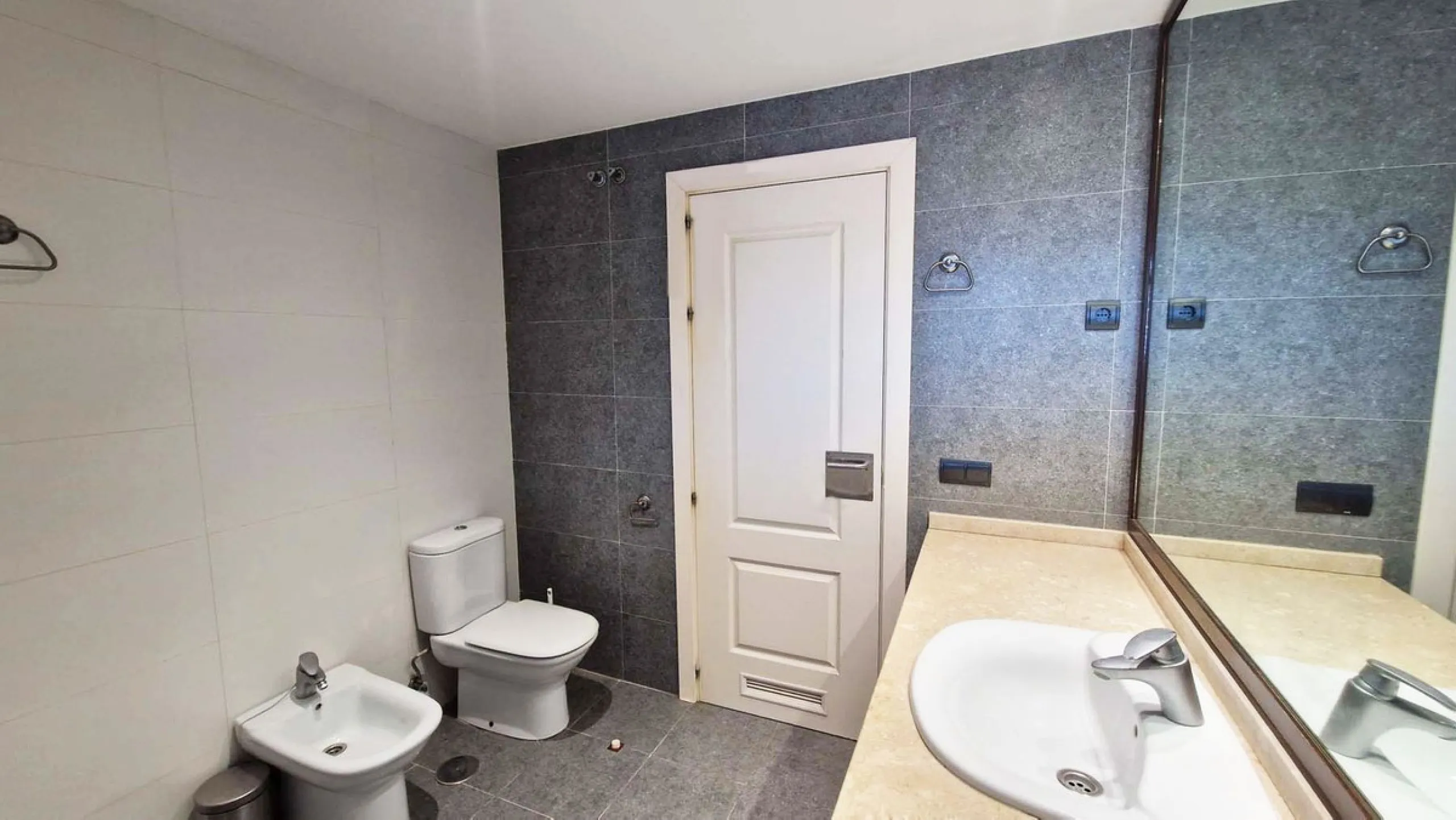 Spacious apartment with sea views for sale on the Costa del Sol in a charming residence in Benalmádena. This property boasts generous living spaces and a beautiful terrace with exceptional sea views. The residence is peaceful and well-maintained, just thr