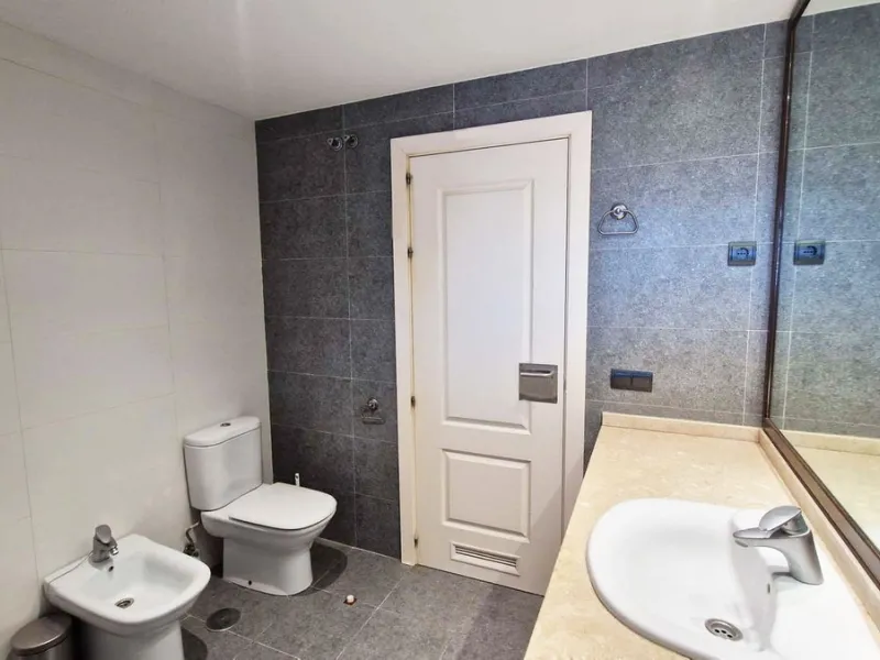 Spacious apartment with sea views for sale on the Costa del Sol in a charming residence in Benalmádena. This property boasts generous living spaces and a beautiful terrace with exceptional sea views. The residence is peaceful and well-maintained, just thr