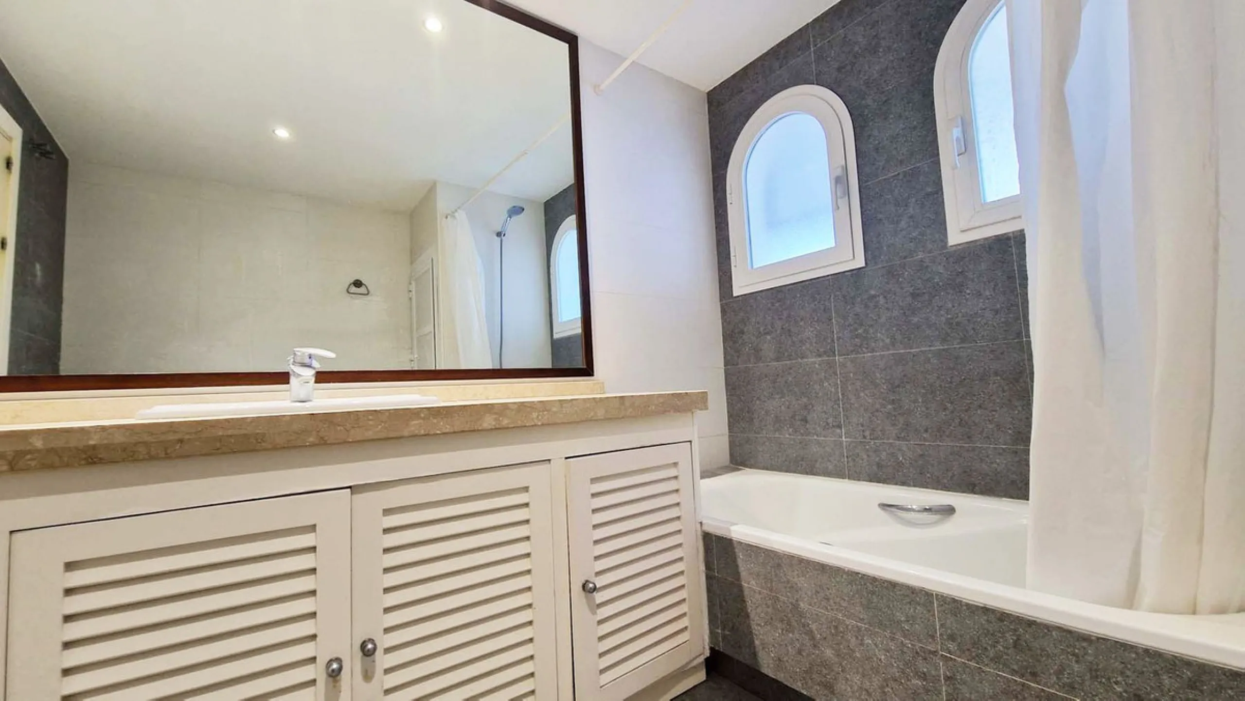 Spacious apartment with sea views for sale on the Costa del Sol in a charming residence in Benalmádena. This property boasts generous living spaces and a beautiful terrace with exceptional sea views. The residence is peaceful and well-maintained, just thr