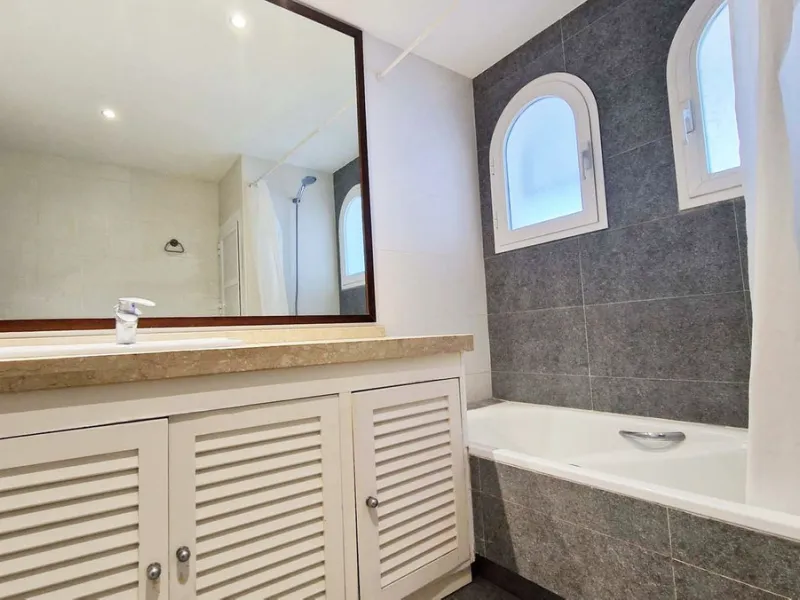 Spacious apartment with sea views for sale on the Costa del Sol in a charming residence in Benalmádena. This property boasts generous living spaces and a beautiful terrace with exceptional sea views. The residence is peaceful and well-maintained, just thr