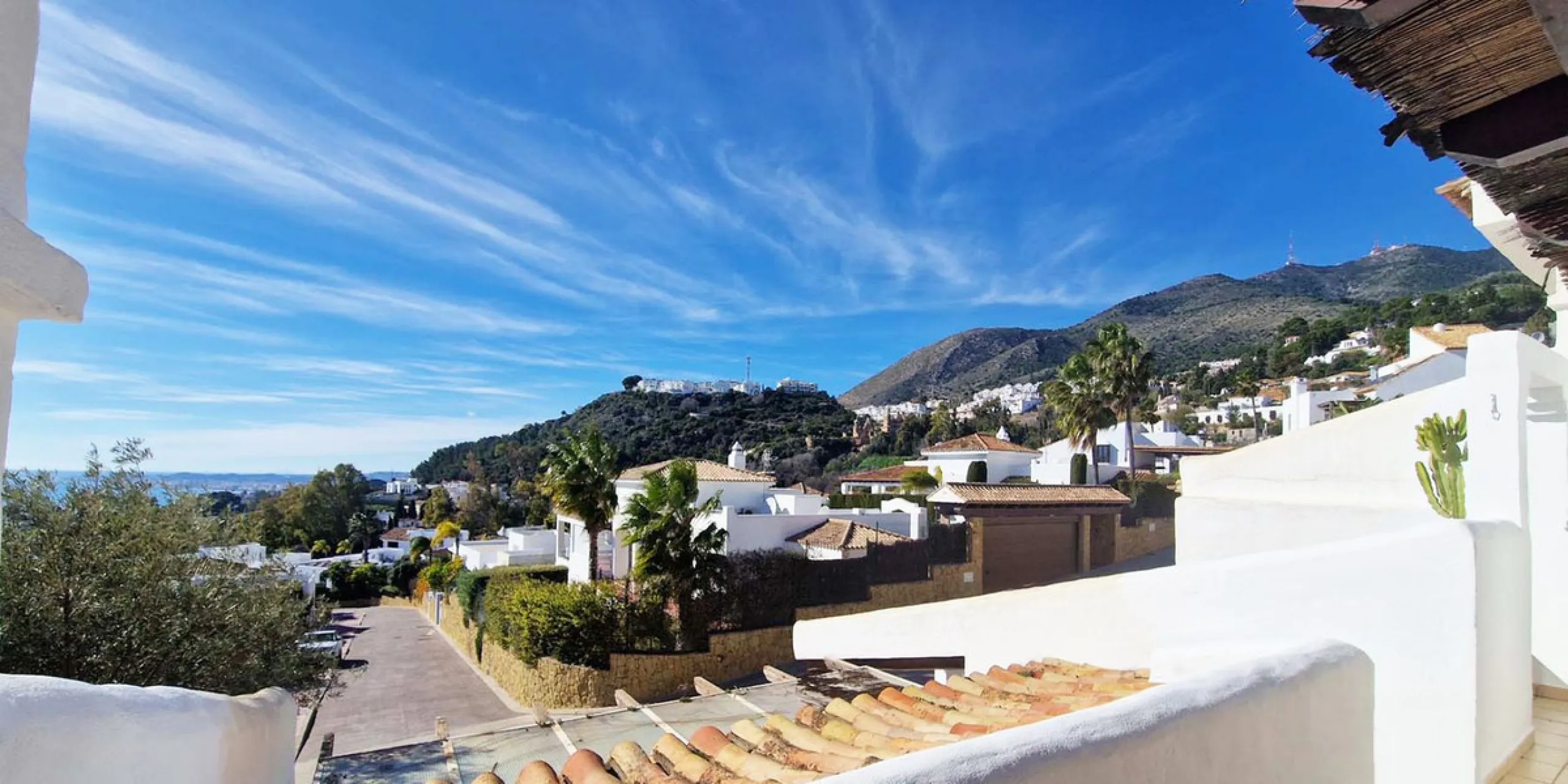 Spacious apartment with sea views for sale on the Costa del Sol in a charming residence in Benalmádena. This property boasts generous living spaces and a beautiful terrace with exceptional sea views. The residence is peaceful and well-maintained, just thr