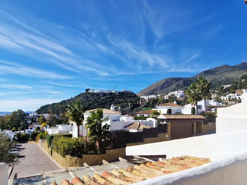 Spacious apartment with sea views for sale on the Costa del Sol in a charming residence in Benalmádena. This property boasts generous living spaces and a beautiful terrace with exceptional sea views. The residence is peaceful and well-maintained, just thr